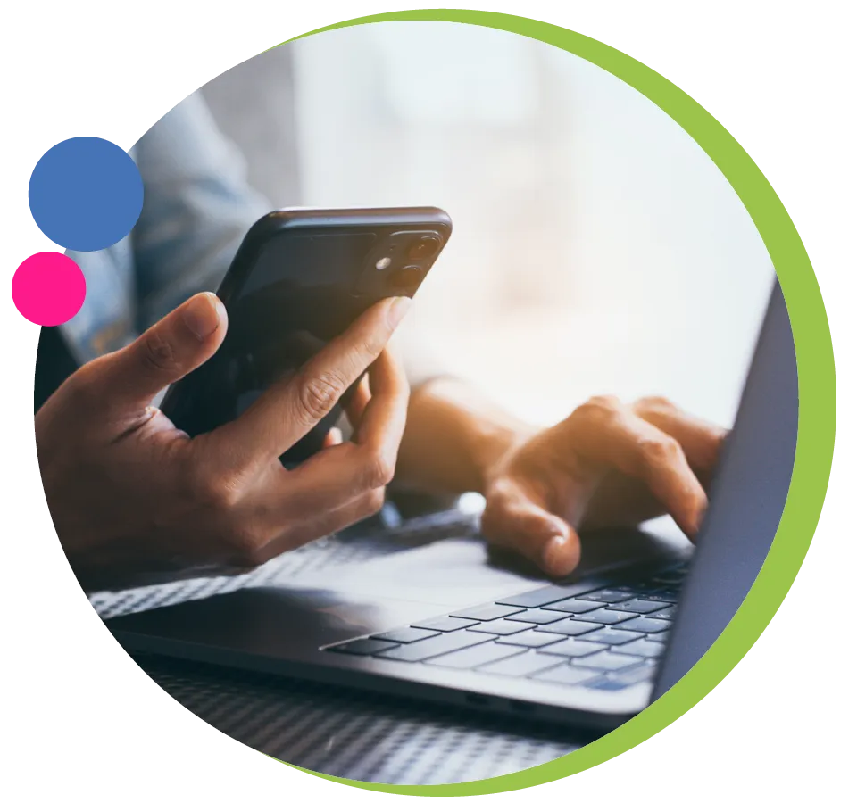 Personne sur un portable et un mobile