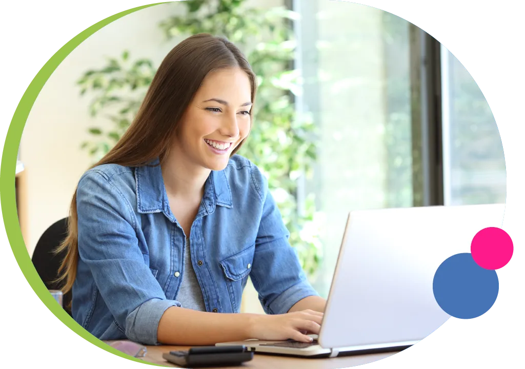 Personne utilisant un ordinateur portable dans un espace de travail lumineux