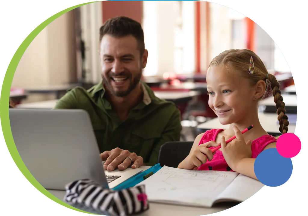 Adulte et enfant utilisant un ordinateur portable ensemble pendant une activité d’apprentissage.